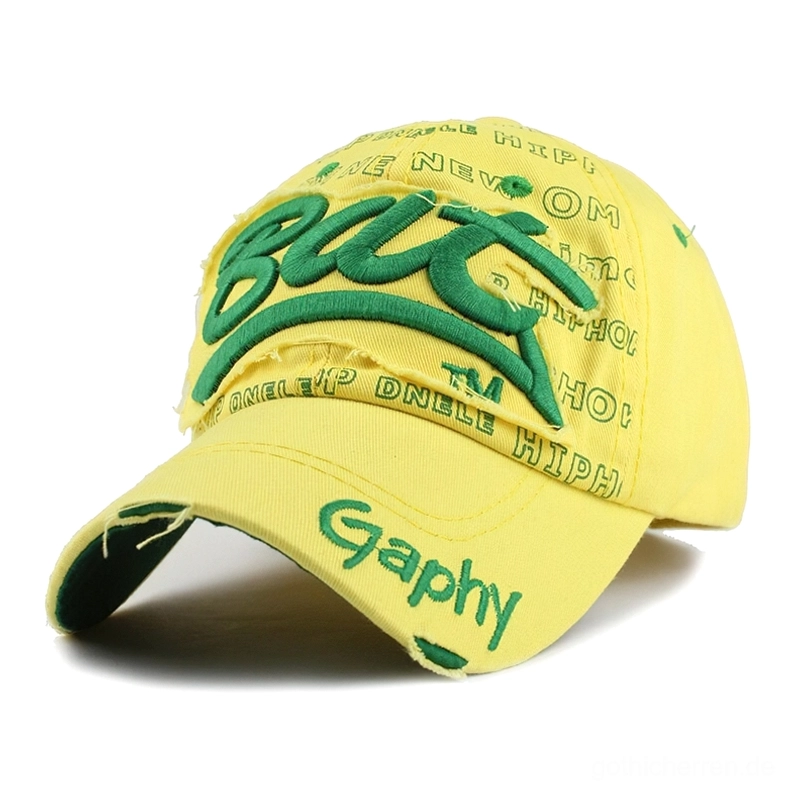 Pastellgelbe Gothic Kappe mit grüner 3D BUT Stickerei, Mini-Letter-Print Accents und aufgerauter Schirm aus seitlichem Blickwinkel