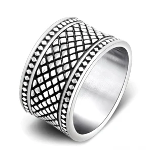 Geometrischer Gothic Ring Silber Edelstahl breites Band Rhombus Gitter 13mm 3/4 Ansicht Studio Aufnahme