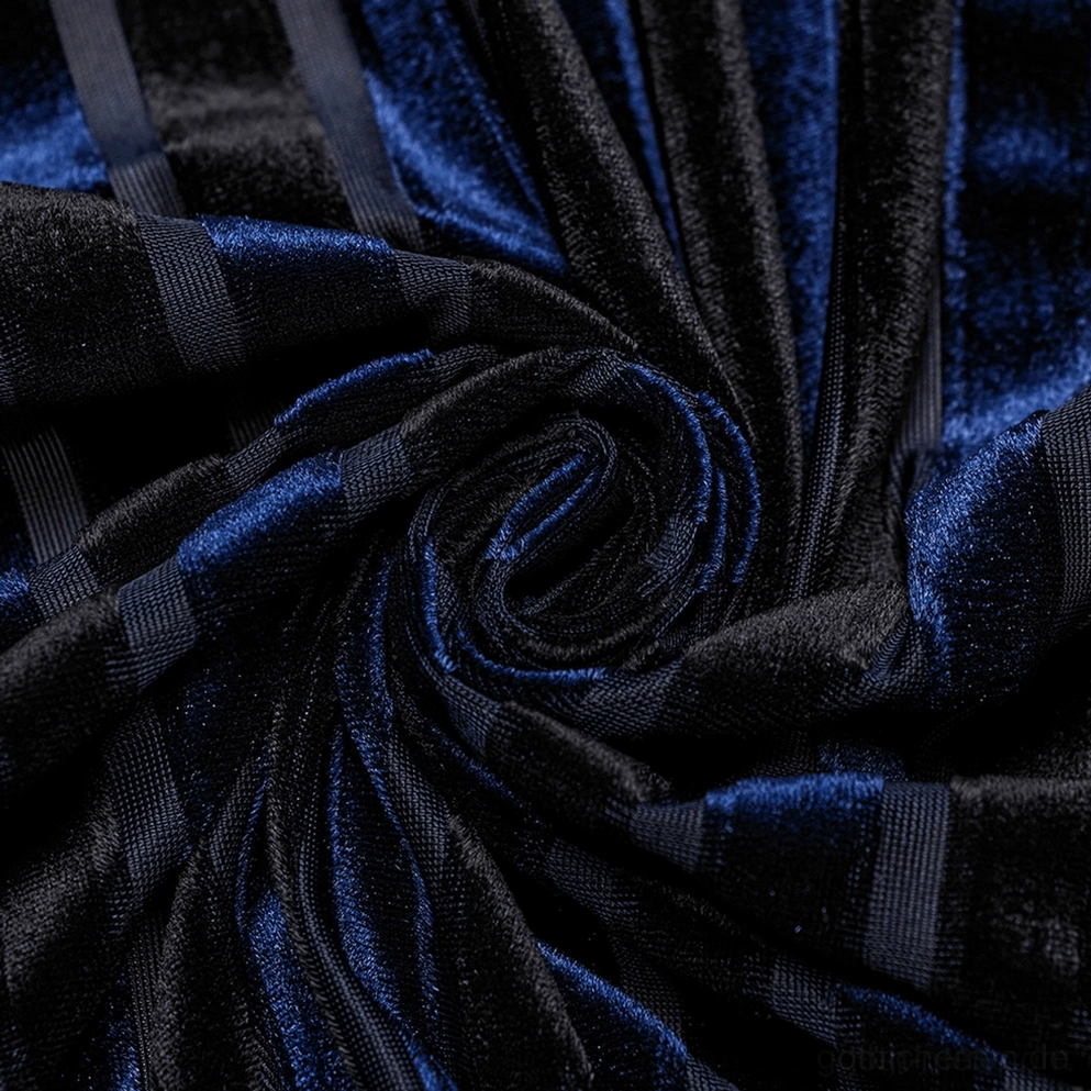Gestreiftes Samt-Gothic-Hemd Textur Detail – Luxuriöse Samtflorafläche mit vertikalem Streifenmuster und Gummikanteneinfassung, die den Wechsel zwischen Samtsanftheit und industrieller Textur zeigt