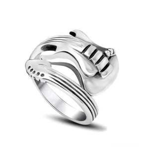 Edelstahl-Gitarren-Ring mit detailliertem Griffbrett- und Saitenmotiv in hochglanz-poliertem Silber, Frontalansicht auf weißem Hintergrund, Statement-Schmuck für Gothic-Musiker