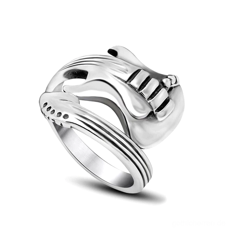 Edelstahl-Gitarren-Ring mit detailliertem Griffbrett- und Saitenmotiv in hochglanz-poliertem Silber, Frontalansicht auf weißem Hintergrund, Statement-Schmuck für Gothic-Musiker