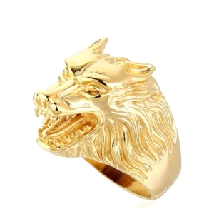 Goldton Wolf-Kopf Alternative Jewelry Ring mit poliertem Finish und aufwendigen Mähnen-Detailzeichnungen, Seitenansicht, luxuriöser Metallic-Glanz auf weißem Hintergrund