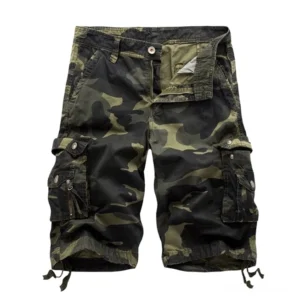 Dunkelgrüne Camouflage Cargo Shorts Flatlayaufnahme mit robustem Baumwoll-Canvas und seitlichen Druckknopf-Taschen