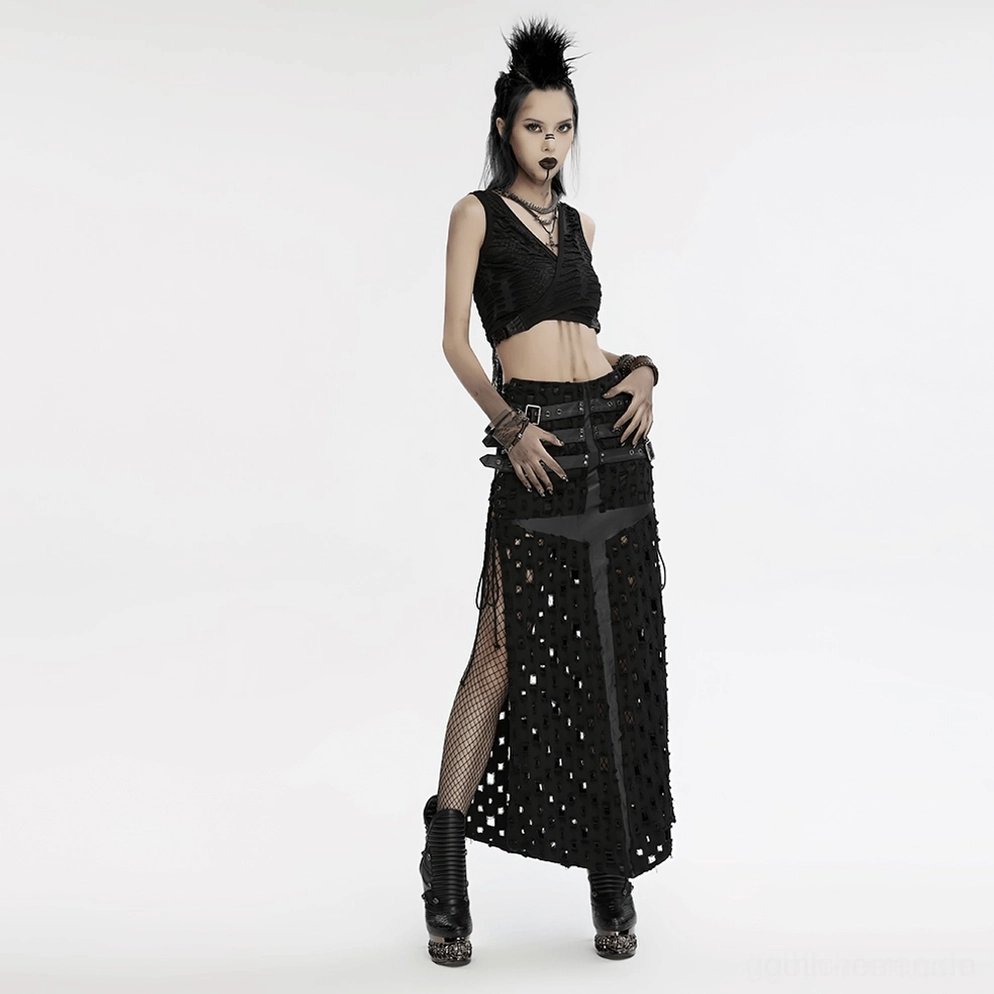 Ganzkörper gothic Punk Modell Styling mit Leder Armband Set, Alternative Fashion Outfit mit ausgeschnittenem Top, Mesh Rock und Combat Boots, Statement Accessoires, Dark Aesthetic