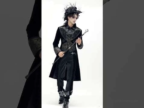 Gothic männlicher Modell trägt schwarzen Samtfrack mit ornamentalem Kopfschmuck und Spazierstock – theatralische Styling