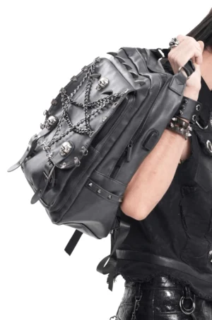 Nahaufnahme Seitenansicht des Gothic Rucksacks zeigt glänzende Metallschädel-Akzente und gespikte Kanten auf mattem schwarzem Kunstleder
