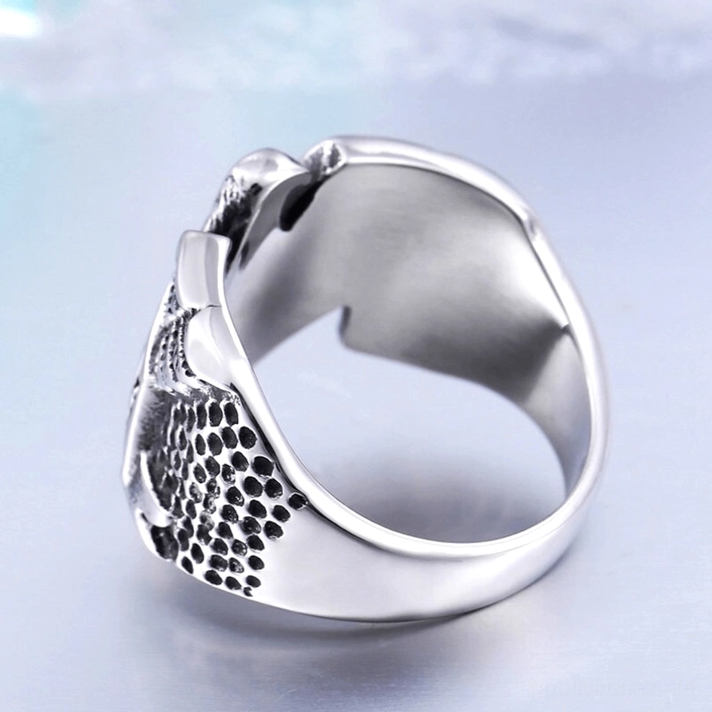 Gothic Adler Ring Zweifarbfinish Galerieaufnahme - zeigt Gold- und Silberkontrast und Designdetails des Biker Statement Rings