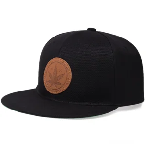 Schwarze Gothic Flat-Brim Baseball Cap mit echter Leder Ahornblatt Badge, Vorderansicht im Dreiviertelprofil – Alternative Unisex Snapback Kappe mit strukturierter Krone