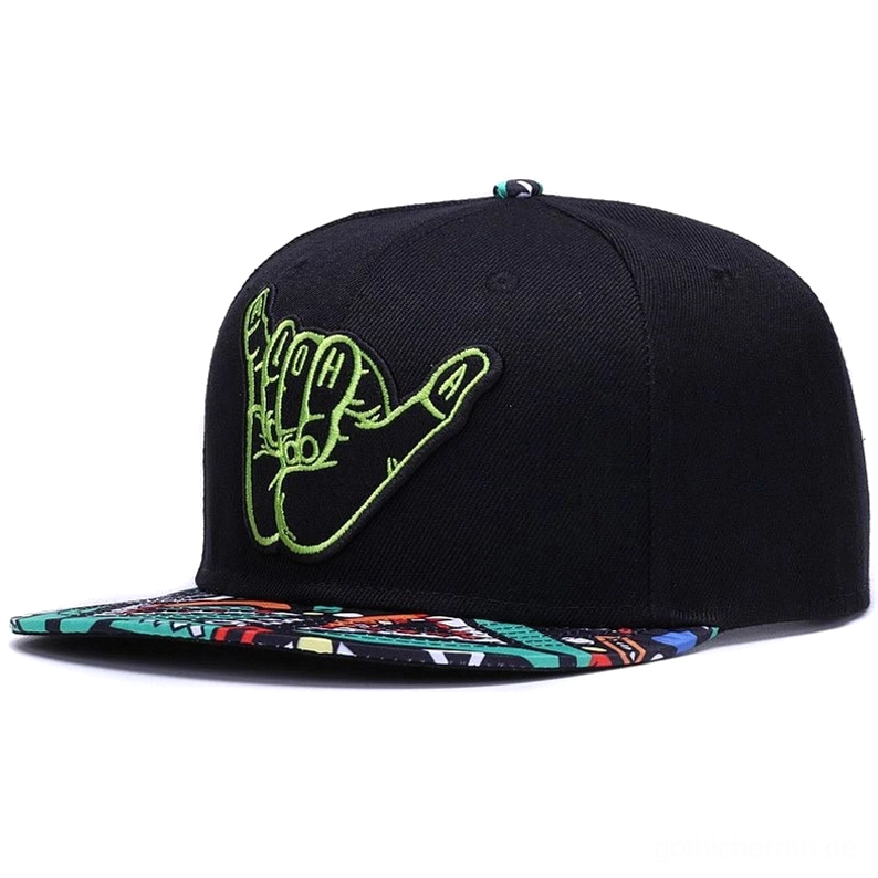 Vorderansicht schwarze Alternative Snapback Baseball Cap mit leuchtend grünem gesticktem Shaka-Handzeichen und mehrfarbig geometrisch gemustertem Schirm auf weißem Hintergrund