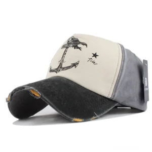 Schwarzgraue Alternative Snapback Kappe mit Anker Stern Druck und abgenutzte ausgefranste Kanten, klassische Gothic Ästhetik Studio-Aufnahme
