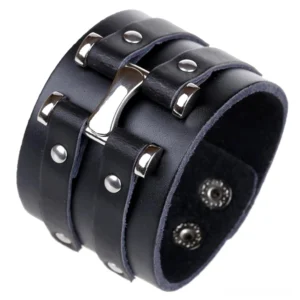 Seitenansicht des schwarzen Leder-Gothic-Armbands mit Druckknopfverschluss und Konstruktionsdetails – zeigt die robuste Edelstahlverschlussmechanik und Schichtstruktur
