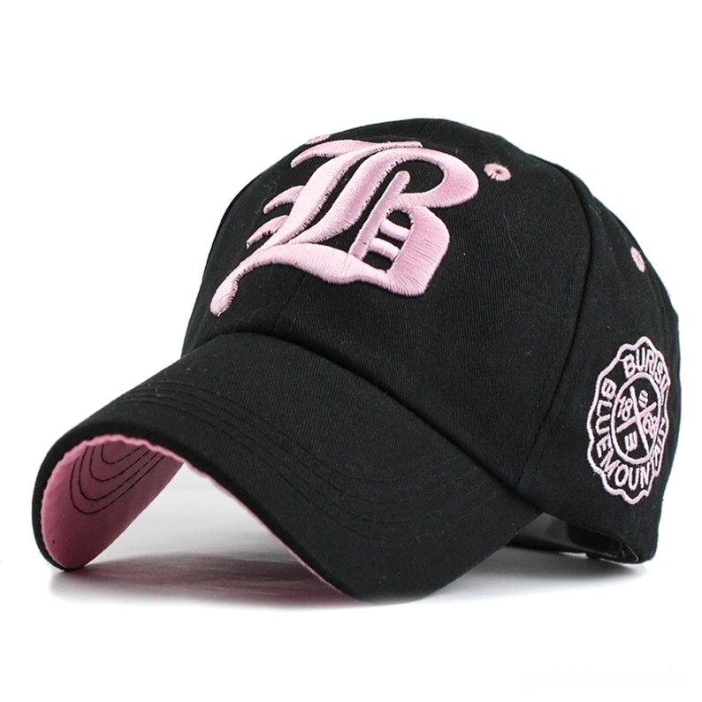 Schwarze Gothic Baseball Kappe mit pinker Lettern-Stickerei und rosa Futter - Alternative Fashion Statement Piece für dunkle Ästhetik