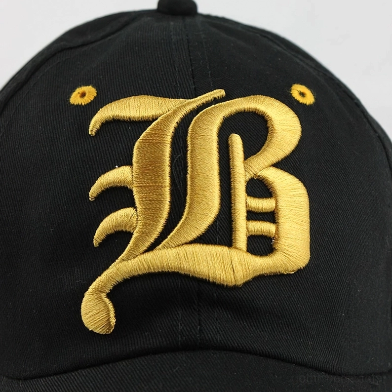 Makro-Detailaufnahme der gold-Lettern-Stickerei und Belüftungs-Eyelets auf der Gothic Baseball Kappe - Premium Handwerkskunst
