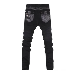 Gothic Biker Lederhose Rückansicht – schwarze Slim-Fit Hose mit Kunstleder-Taschen und vergoldeten Nieten an Taille und Rückentaschen