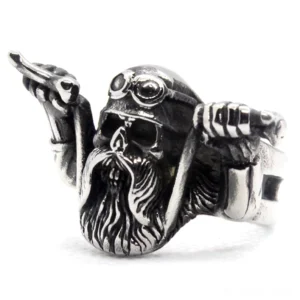 Gothic Biker Schädel Ring mit Pilothelm und Bart-Detail, Vorderansicht aus Edelstahl Motorrad Schmuck im dunklen Silberton