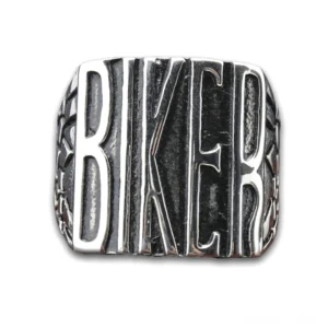 Gothic Biker Statement Ring mit geprägter BIKER Beschriftung, polierter Silber-Edelstahl, Vorderansicht Flachaufnahme auf weißem Hintergrund, Statement-Siegelring