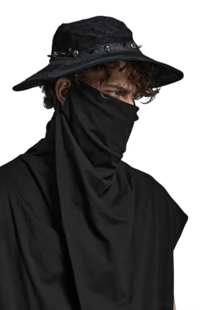 Schwarzer Gothic Bucket Hat mit verstellbarem Kinnband und verwitterter Webstoff-Textur in seitlicher Detailansicht - Gothic Hut Kinnband Detail