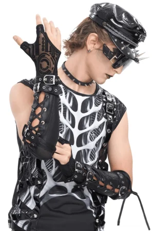 Schwarze Gothic Buckle Arm Gauntlets mit gekreuztem Schnürmuster und verstellbaren Schnallen auf männlichem Model, Seiten-Vorderansicht, fingerlose industrielle Handschuhe