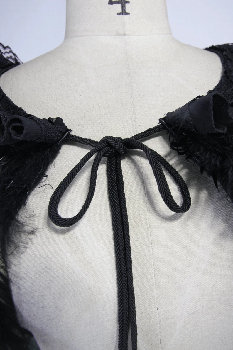 Gothic-Capelet Rückseite Detail Nahaufnahme geflochtener Kordelzug schwarze Spitzenrüsche Kante irisierend Federdekor Qualität