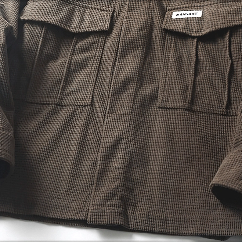 Übergroßes Gothic Cargo Hemd zeigend wie Broadcloth Matter-Finish und strukturelles Design Schichtung unterstützen innerhalb umfassender Alternative Fashion Ästhetik