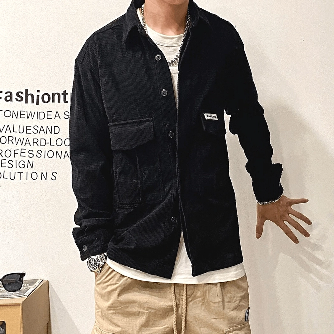 Übergroßes Gothic Cargo Hemd auf männlichem Model mit vollständiger Silhouette, übergroße Proportionen und charakteristische Ärmellänge zeitgenössischer Gothic Fashion Ästhetik