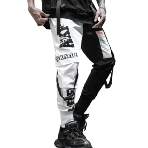 Vorderansicht einer schwarzen und weißen Gothic-Patchwork-Cargo-Hose für Herren mit Grafik-Prints, taktischen Riemen und Fußbündchen aus Nahaufnahme