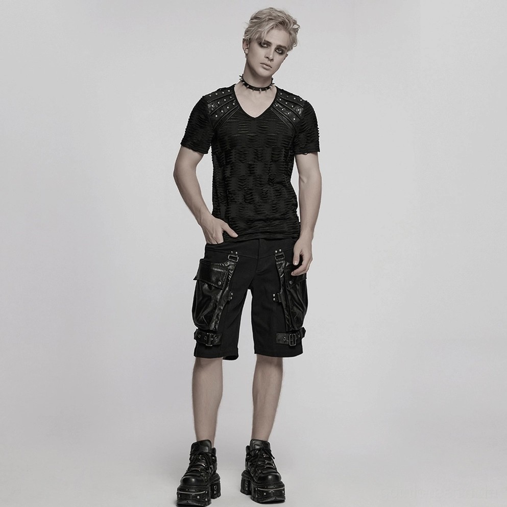 Alternative Winkel Flat Lay schwarzer Gothic Cargo Shorts mit Betonung auf Industrial-Design und Schnallengurt-Hardware-Details