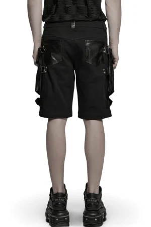 Rückansicht schwarze Gothic Cargo Shorts mit Kunstleder Rückentaschen und seitlichen Cargo-Hardware-Details auf männlichem Model