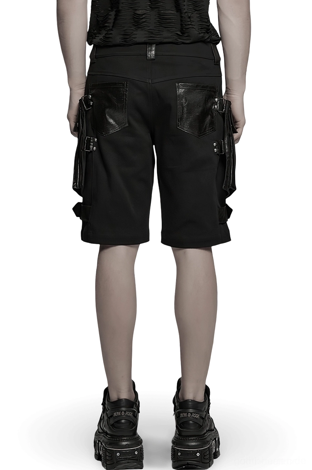 Rückansicht schwarze Gothic Cargo Shorts mit Kunstleder Rückentaschen und seitlichen Cargo-Hardware-Details auf männlichem Model