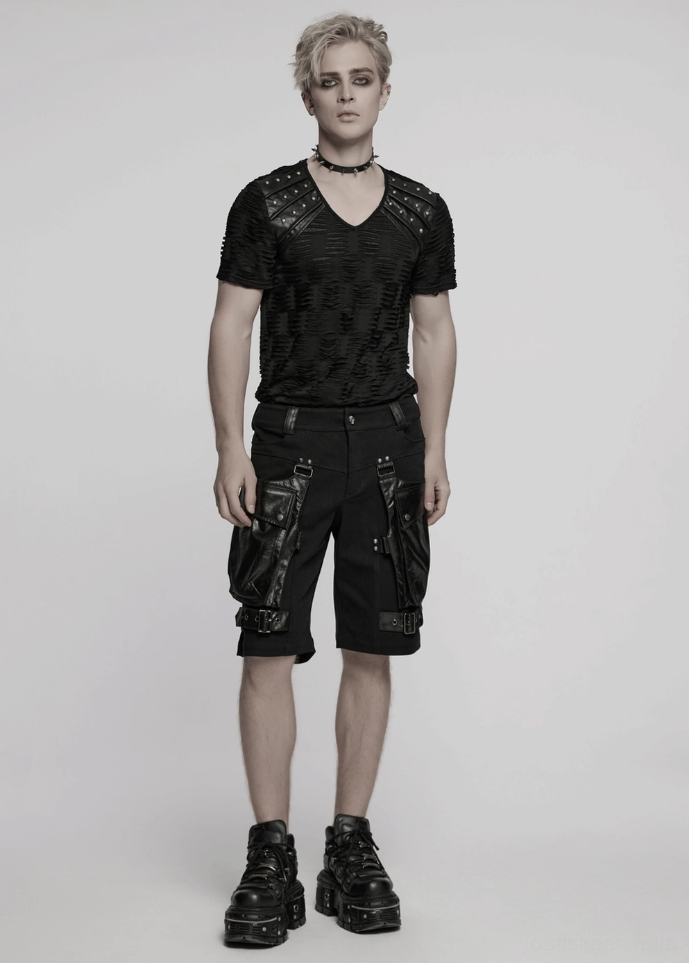 Produktdarstellung schwarze Gothic Cargo Shorts mit optimaler Passform und Silhouette-Präsentation der Kunstleder-Akzente