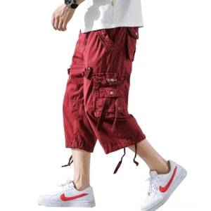 Herren-Cargo-Shorts in tiefem Bordeaux aus der Seitenansicht mit knöpfbaren Flap-Taschen, verstellbaren Kordelzug-Säumen und strukturiertem Vintage-Waschfinish für gotische Utility-Ästhetik
