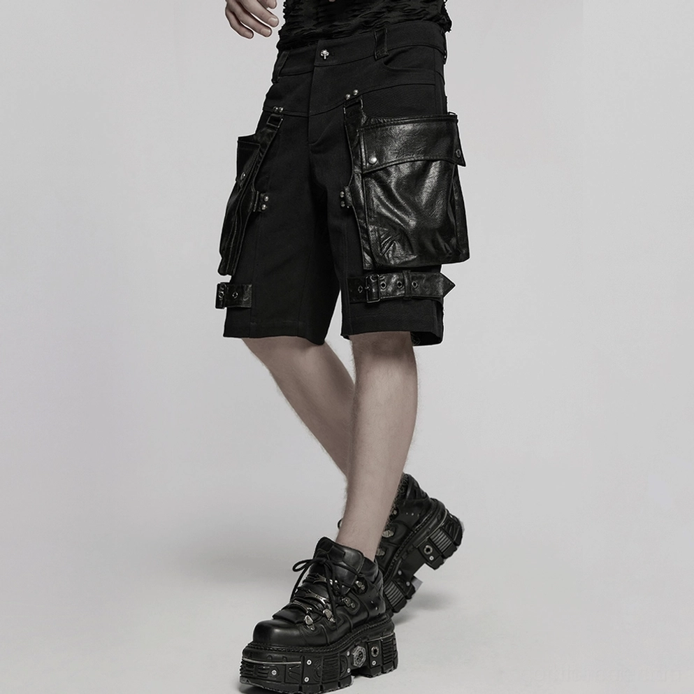 Produktfotografie schwarze Gothic Cargo Shorts mit Fokus auf übergroßes Taschensystem und metallische Akzente in Studio-Beleuchtung
