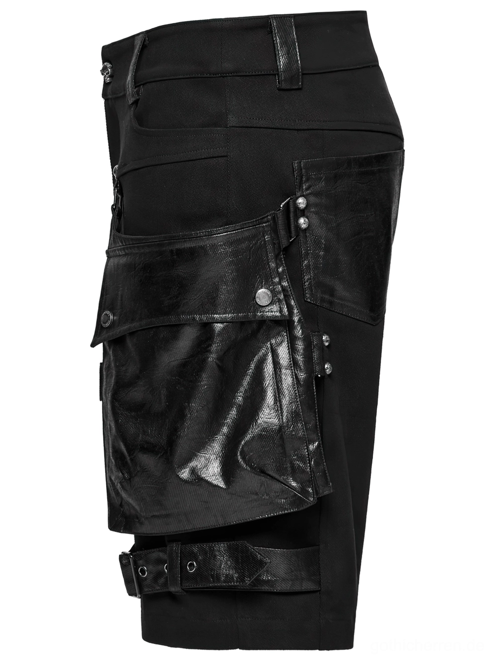 Seitenprofil-Nahaufnahme schwarzer Gothic Cargo Shorts mit Kunstleder-Seitentasche-Detail und Oberschenkel-Schnallengurt