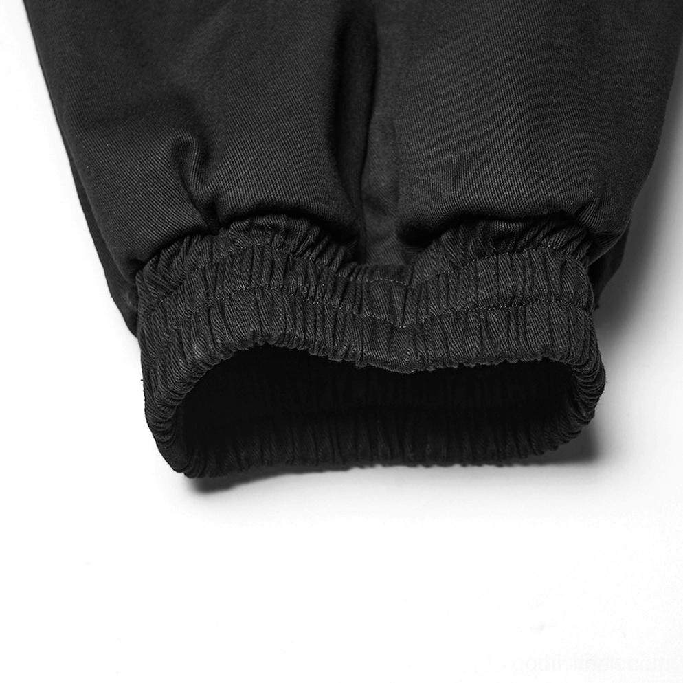 Nahaufnahme schwarze Gothic Cargohose Knöchelsaum Details zeigt elastisches Köperstoff-Webgewebe Struktur
