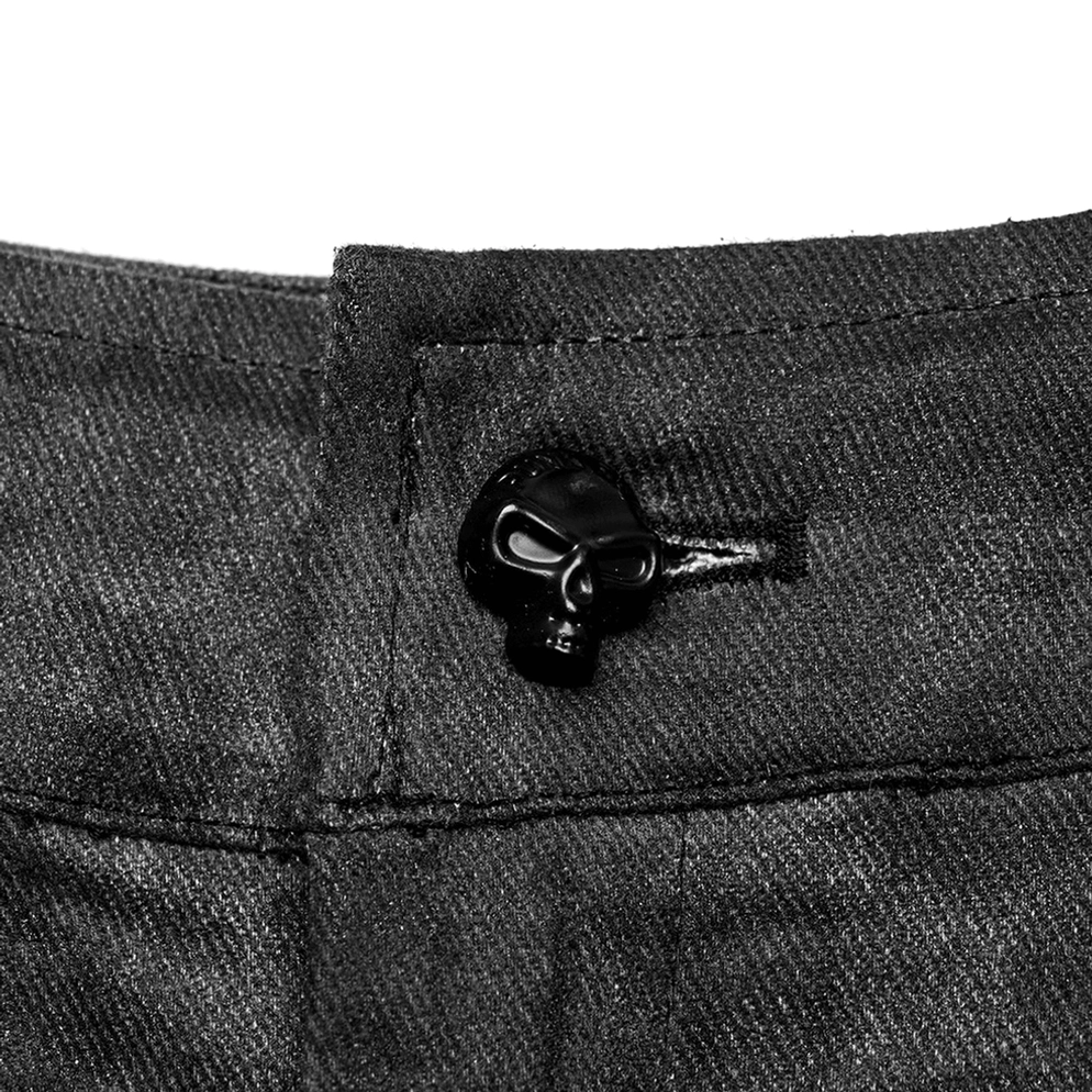 Nahaufnahme des Totenkopf-Knopf-Verschlusses an der Gothic Cargohose mit Micro-Elastic-Distressed-Coating-Textur
