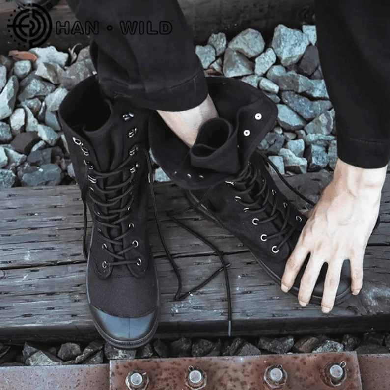 Gothic Schnürstiefel Metallhardware Ösen silbern Messingausführung Industrielle Details Konstruktion