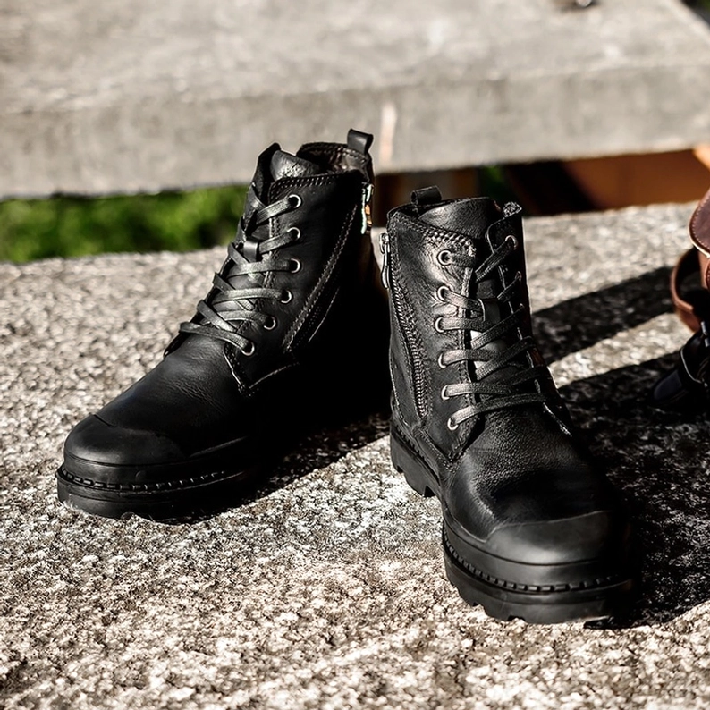 Gothic Combat Stiefel Herren mit braunem Fellfutter-Option zeigt echten Rindsleder-Oberschaft und hochwertige Handwerkskunst, perfekt für Herbst und Winter
