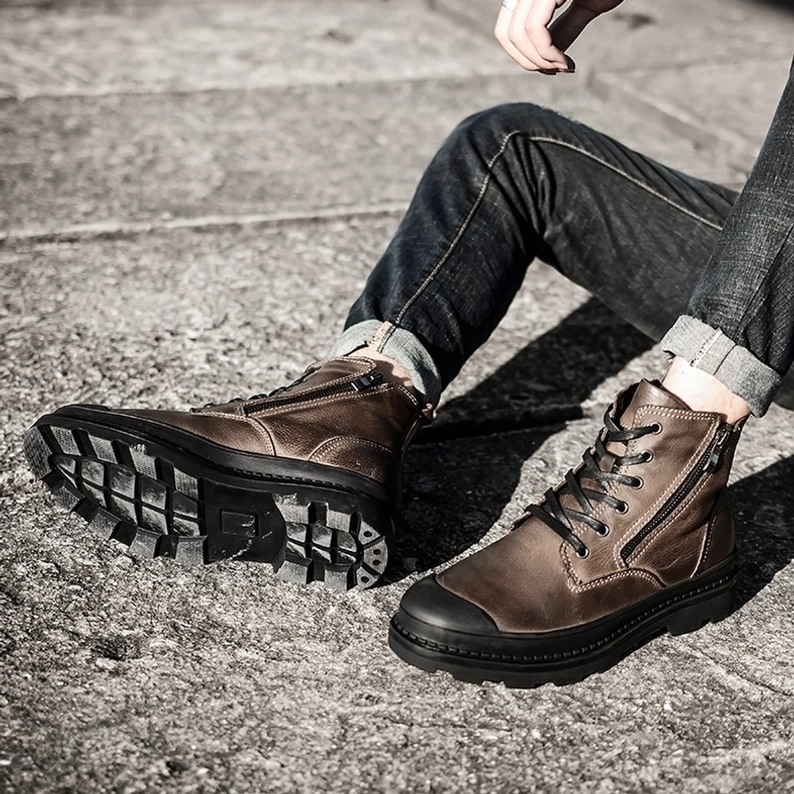 Schwarze und Taupe Gothic Combat Stiefel mit Rundzehen-Profil und niedrigem Absatz auf weißem Hintergrund, zeigt beiden Farbvarianten von vorne