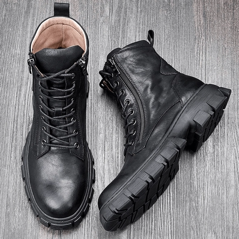 Gothic Combat Stiefel Vorderansicht – Zeigt duales Verschluss-System mit Schnürsystem und Seitenverschluss für flexible Anpassung