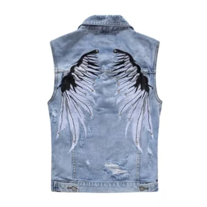 Blaue Distressed-Denim-Anzugweste mit schwarzweißer Flügel-Stickerei auf dem Rücken, zeigt authentische aufgerissene Denim-Details und Industrial-Ästhetik