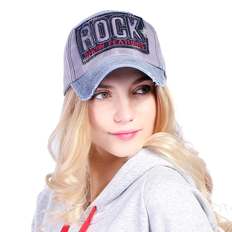 Detailaufnahme der Gothic-Denim-Baseball-Kappe mit ROCK SHOW FEATURES-Stickerei-Patch und ausgefranstem Stoff-Textur, Nahaufnahme der Verarbeitungsqualität