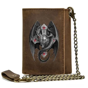 Herren-Gothic-Ledergeldbörse Vorderansicht Flatlay mit intricate Drachen-Schädel-Muster und Messing-Hasp-Verschluss auf gealtert-braunem Leder, vintage gothic portemonnaie