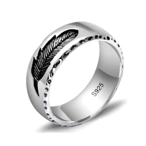 Gothic Federfeder Sterling Silber Ring Unisex – 3/4 Schrägansicht mit gravierten Federn und Punktrand auf polierter S925 Silberband