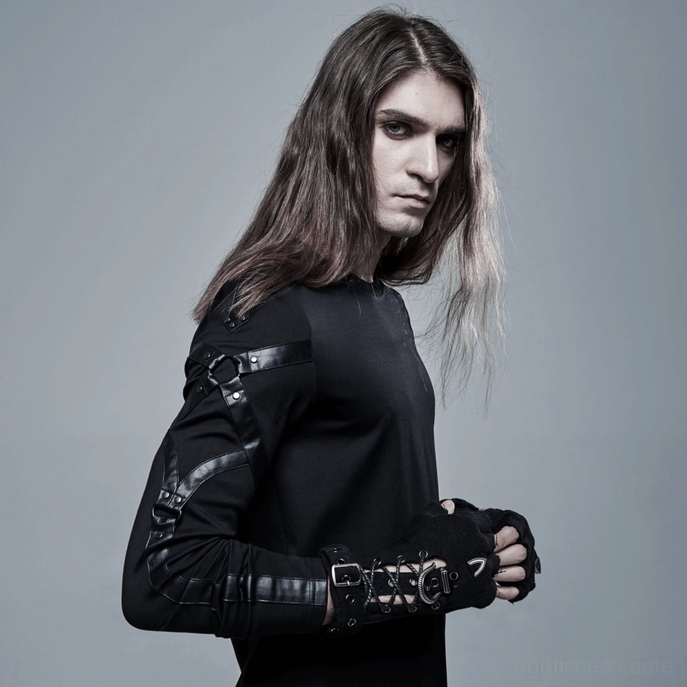 Männliches Model trägt schwarze Gothic-fingerlose Handschuhe mit vollständig dunkelm Outfit und Lederakzenten, Seitenprofilansicht Urban-Styling