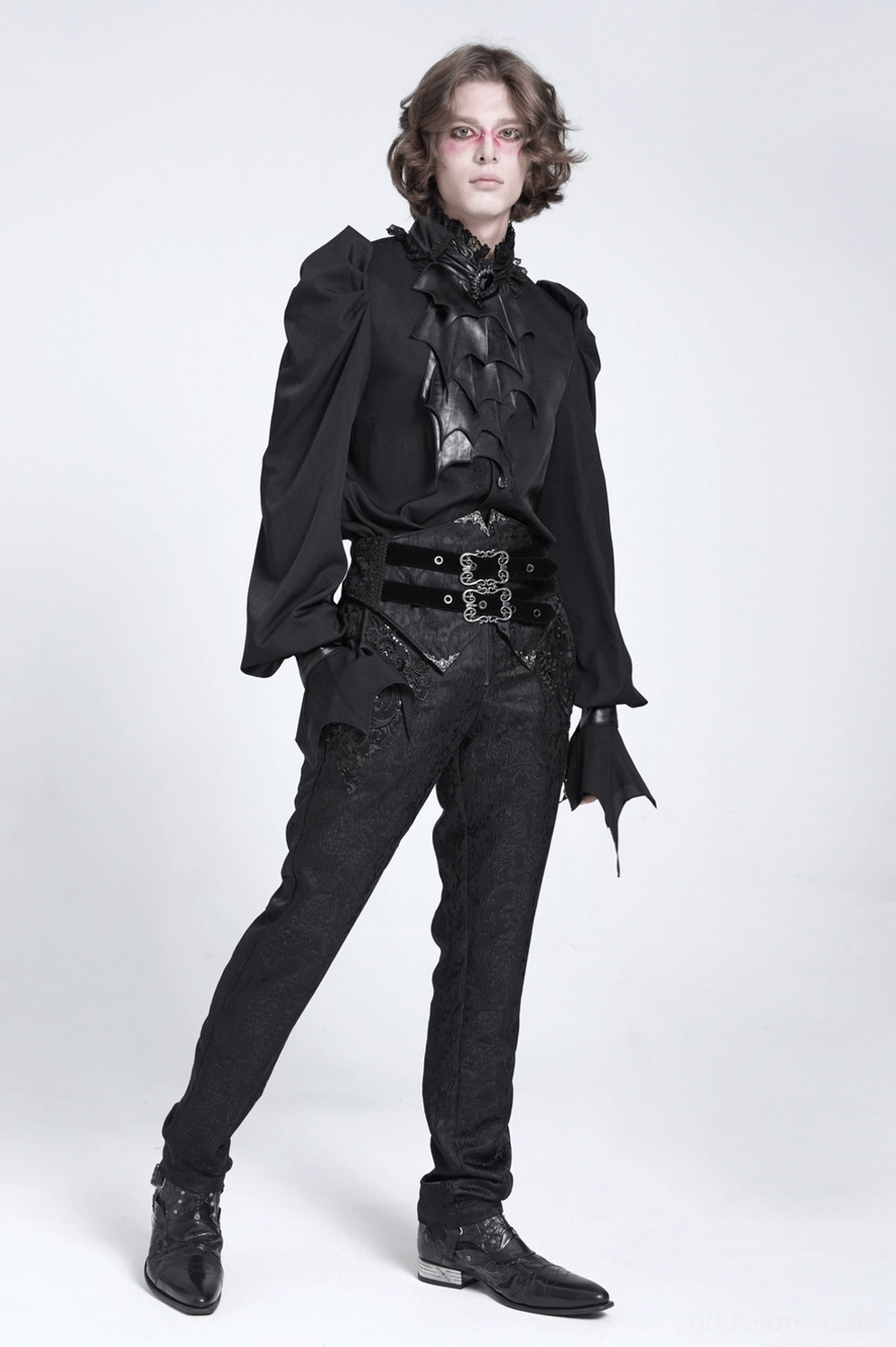Gothic Fledermaus Hemd Detail zeigt theatralische gerüschte Aermelkonstruktion, Kunstleder-Akzentarbeit und dreidimensionale Design Elemente in schwarzem Material hoher Qualitaet