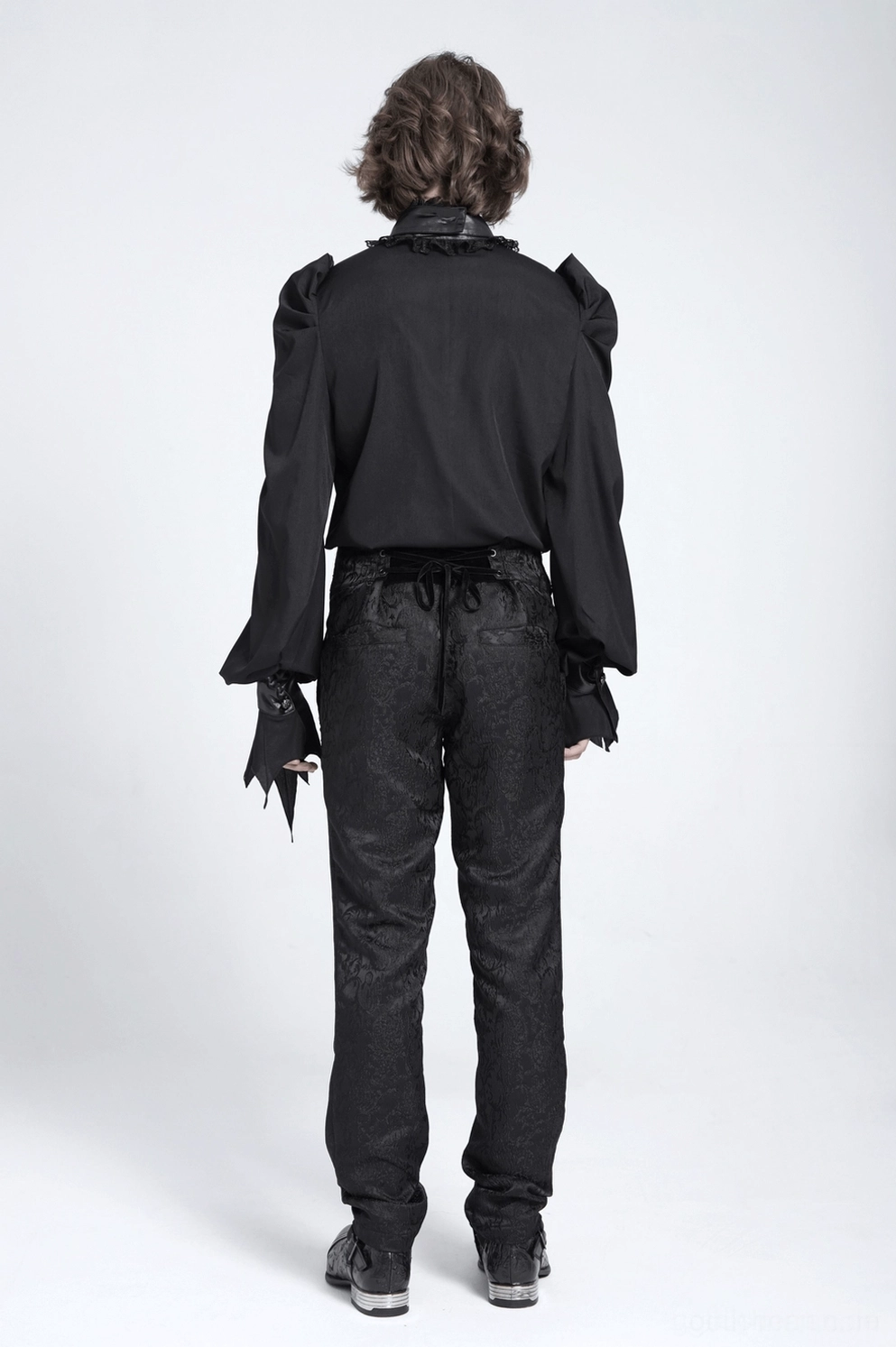 Schwarzes Gothic Fledermaus Hemd hintere Rückansicht von Modell in Trageposition mit kompletter Ensemble aus gerüschtem Kragen und strukturierte Schulterarchitektur sichtbar