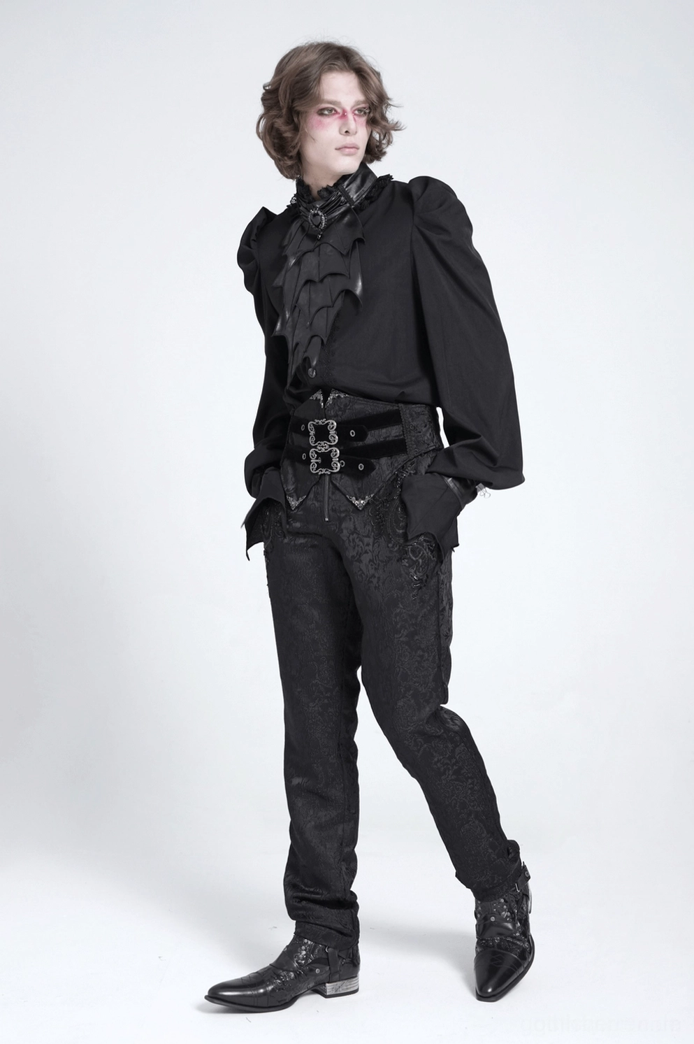 Gothic Fledermaus Hemd theatralische Vorderansicht auf Modell, zeigt dramatische Fledermaus-Brustapplikation, ornate Spitzenkragen und alternative Fashion Ästhetik auf Maennlich Modell