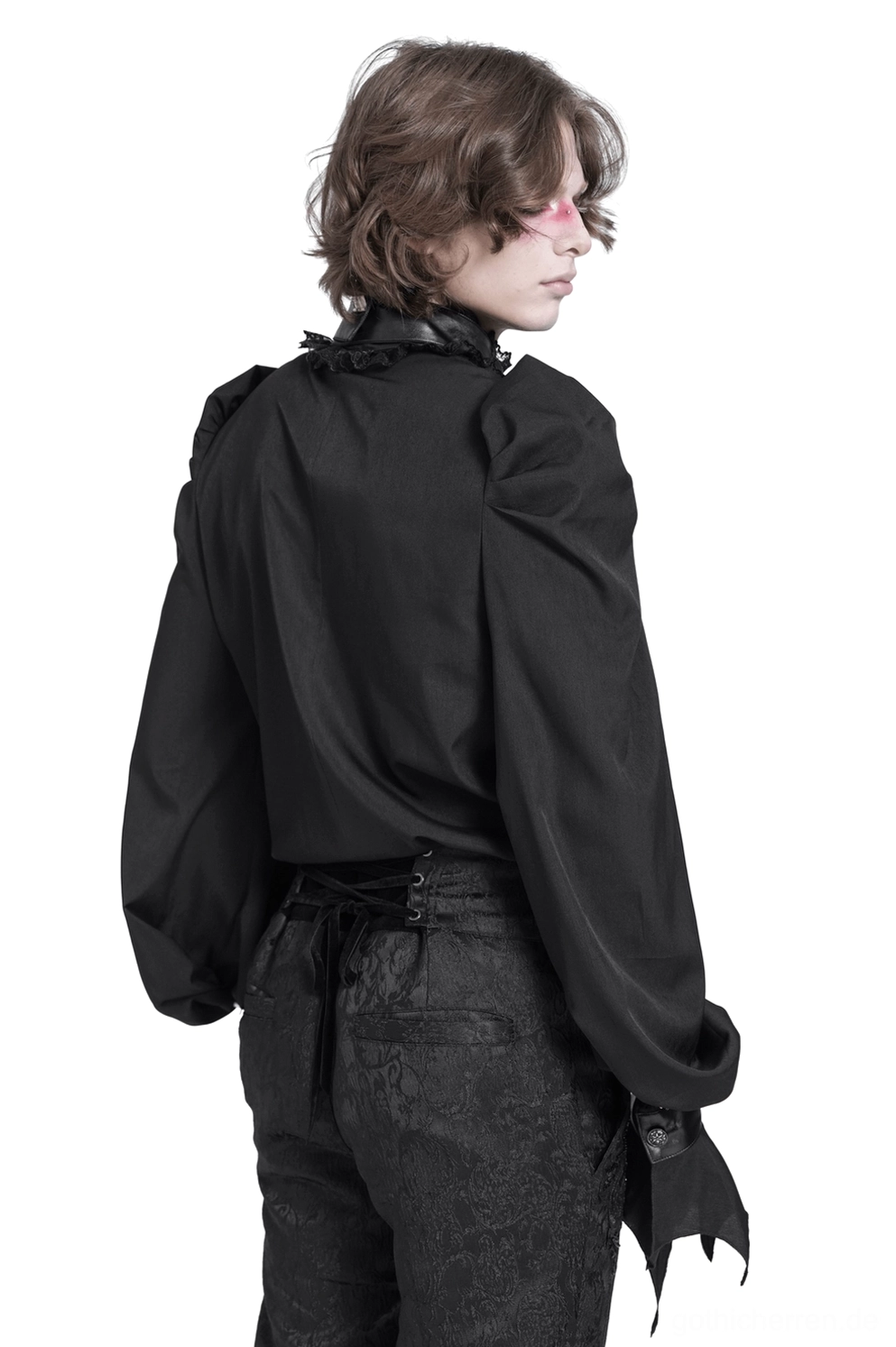 Gothic Fledermaus Hemd Rückansicht mit gesäumten Schultern, gerüschtem Rückenkragen und Fledermaus-Manschettenakzenten auf androgyn männlich wirkend Model, theatrical back detail