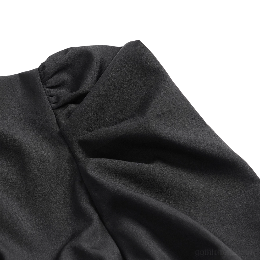 Gothic Fledermaus Hemd Vollansicht Seitenansicht, betont strukturelle Silhouette, Aermelgeruesche und mehrschichtige Design Elemente in schwarzem Polyester Material, full side silhouette