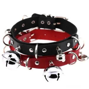 Mehrere gestapelte Gothic Glockenchoker in verschiedenen Farben - Flachlage Draufsicht, silberne Glöckchen und Nieten, alternative Mode Accessoires